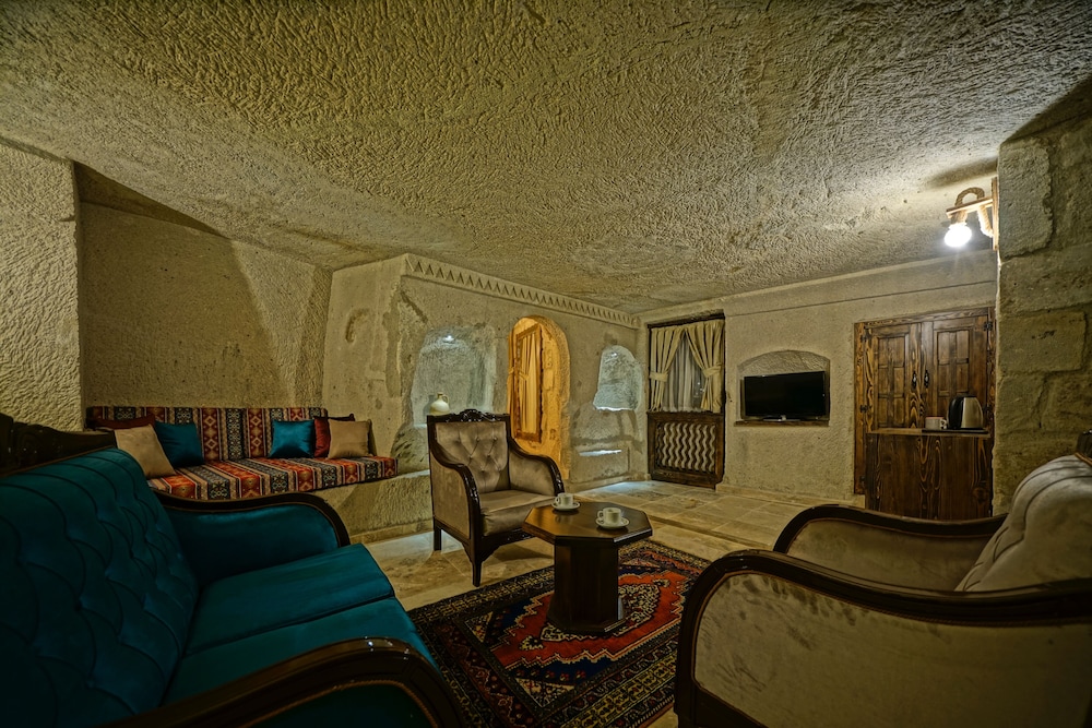 CASTLE CAVE HOUSE 29/50