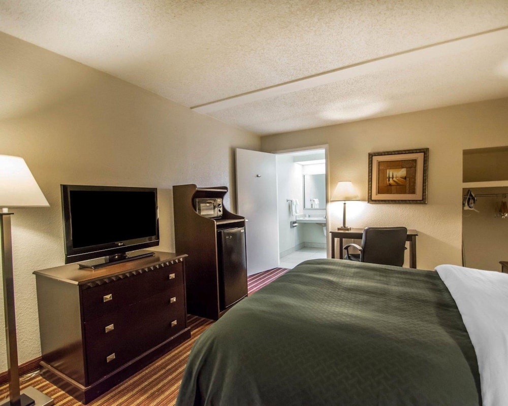 Quality Inn & Suites At Tropicana Field 19/39