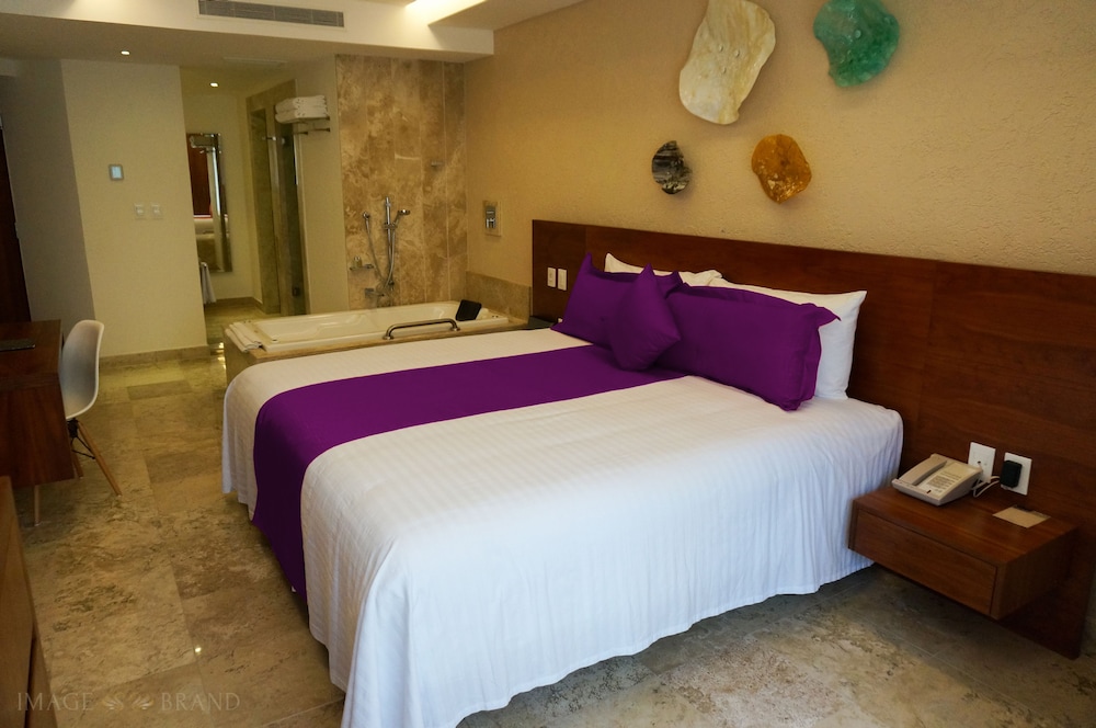 DELUXE, SUITE, HOT TUB