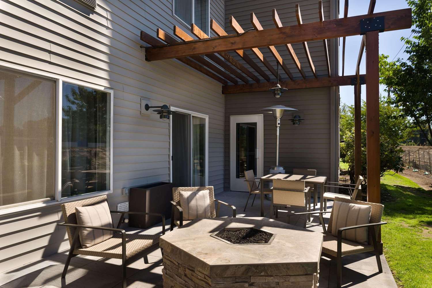 Country Inn & Suites by Radisson, Portland International Airport, OR 28/31