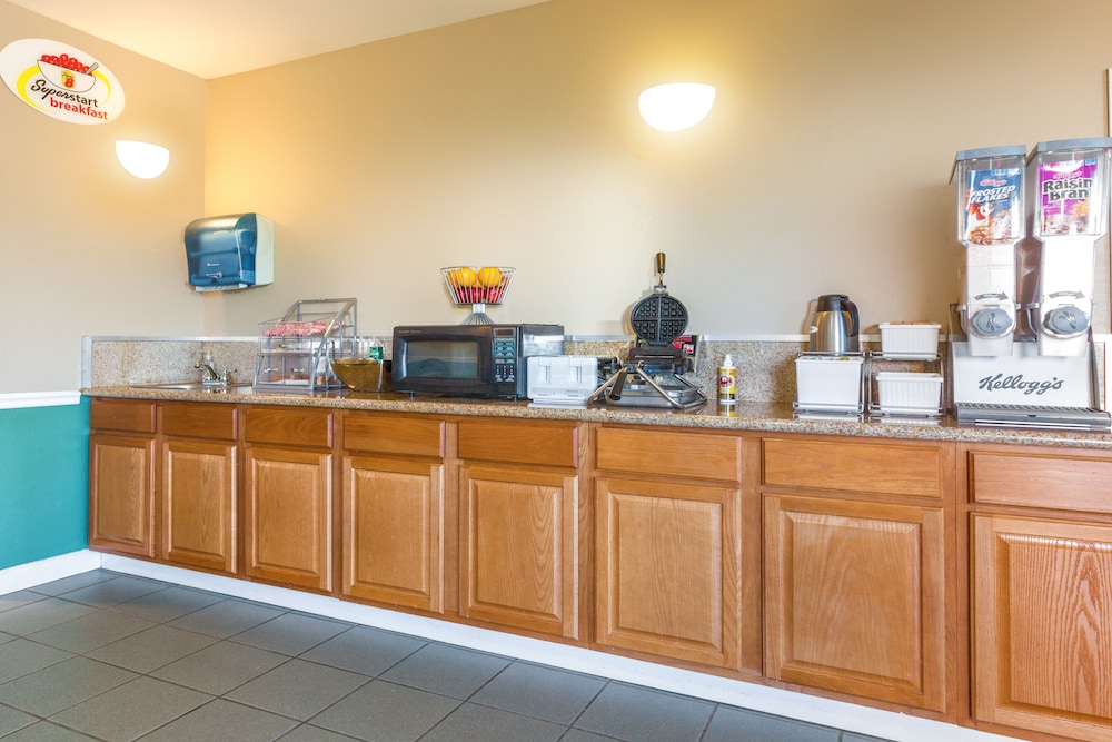 Super 8 By Wyndham Madison/Ridgeland Area 6/58