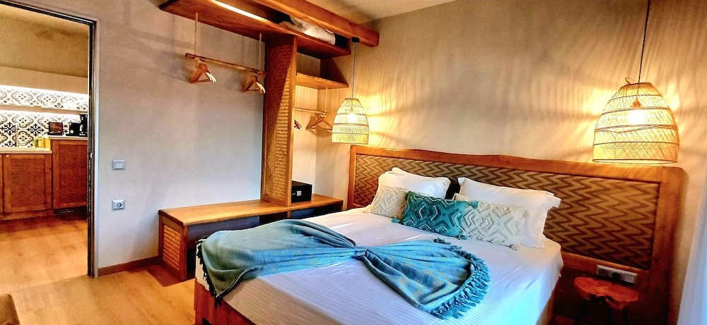 DELUXE, SUITE