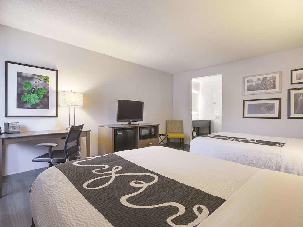 La Quinta Inn & Suites by Wyndham Hartford - Bradley Airport 20/47