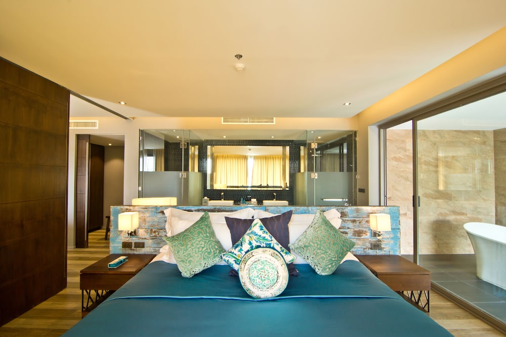 Le Coral Beach Resort And Cafe 24/79