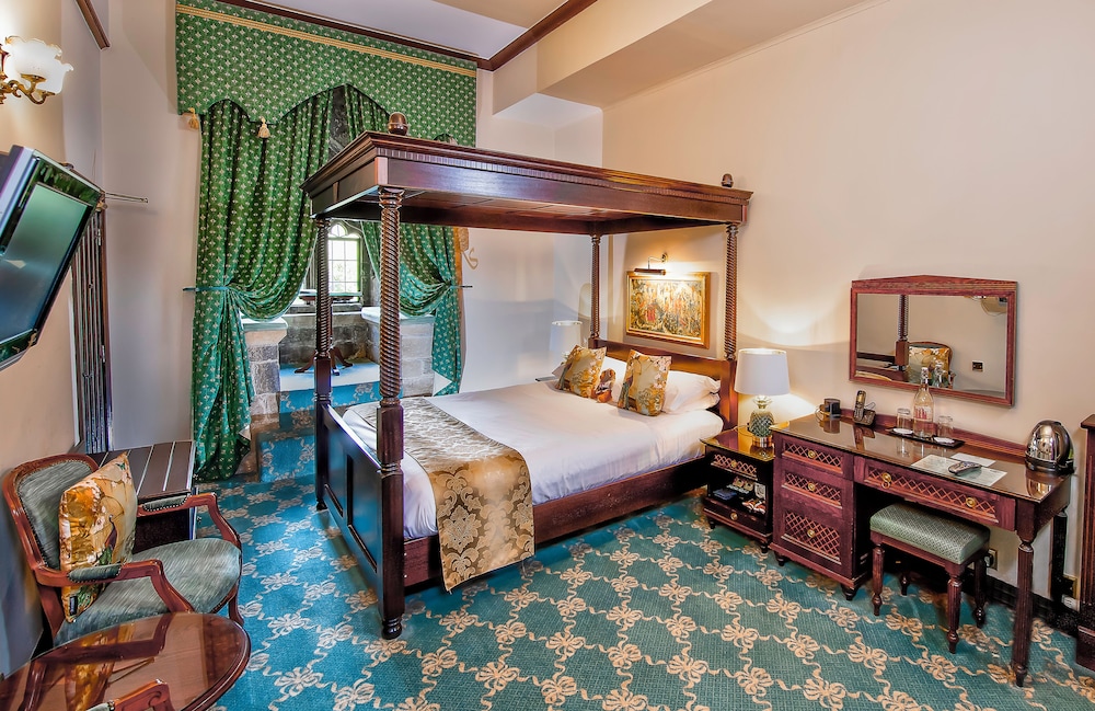 جناح بسرير كوين، Langley Castle Hotel 2/5