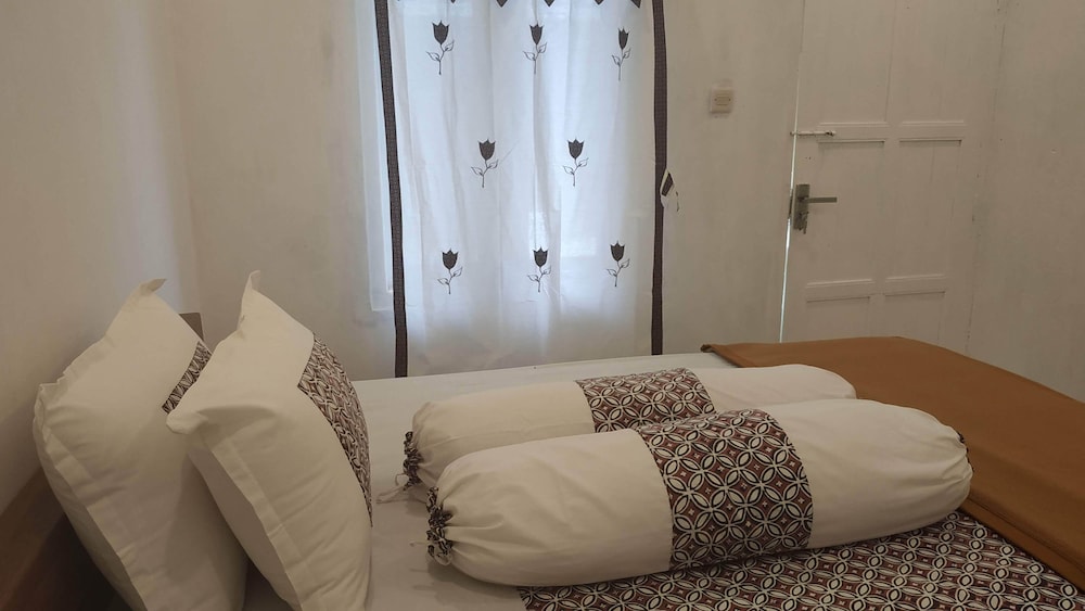 Economy, King Bed, Genthong Homestay 3/4