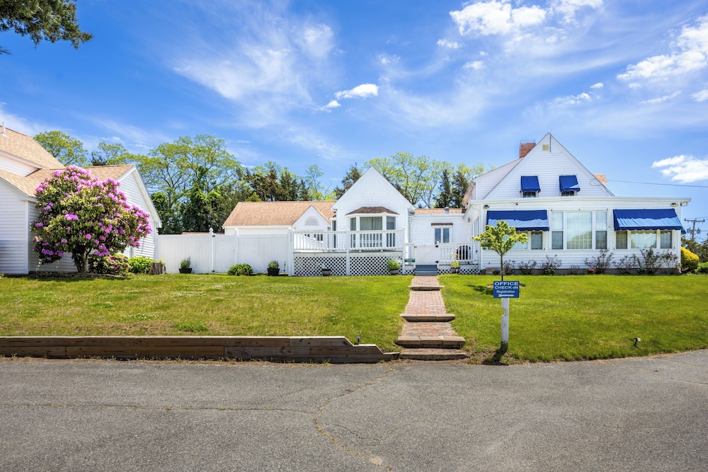 Blue Spruce Motel & Townhouses 40/43