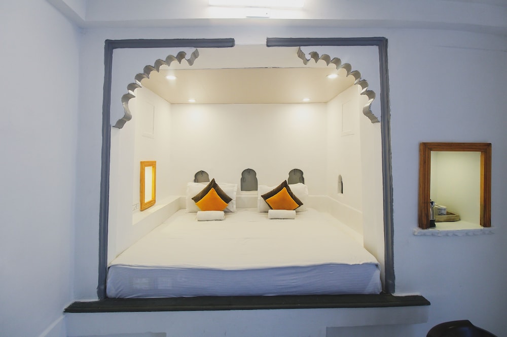 Moustche Udaipur 58/68