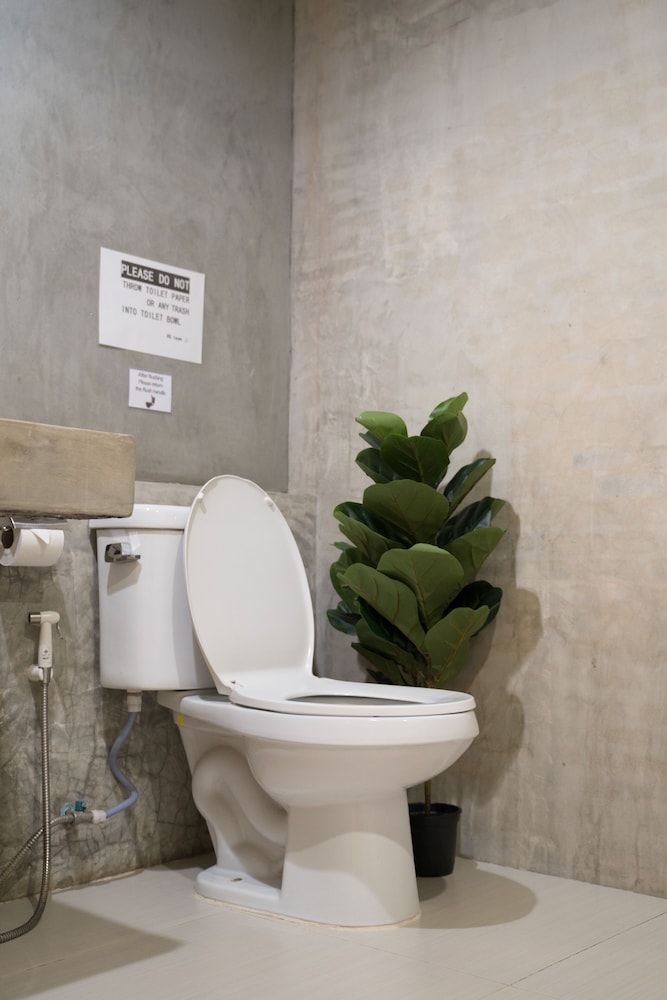 HQ HOSTEL SILOM 49/49