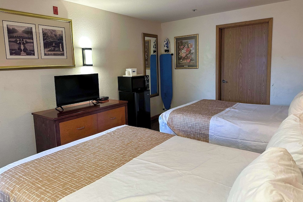 Econo Lodge Edmonds North Seattle, WA 17/39
