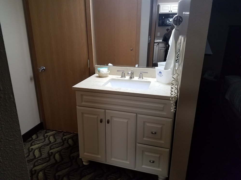 Americas Best Value Inn & Suites Bismarck 13/31