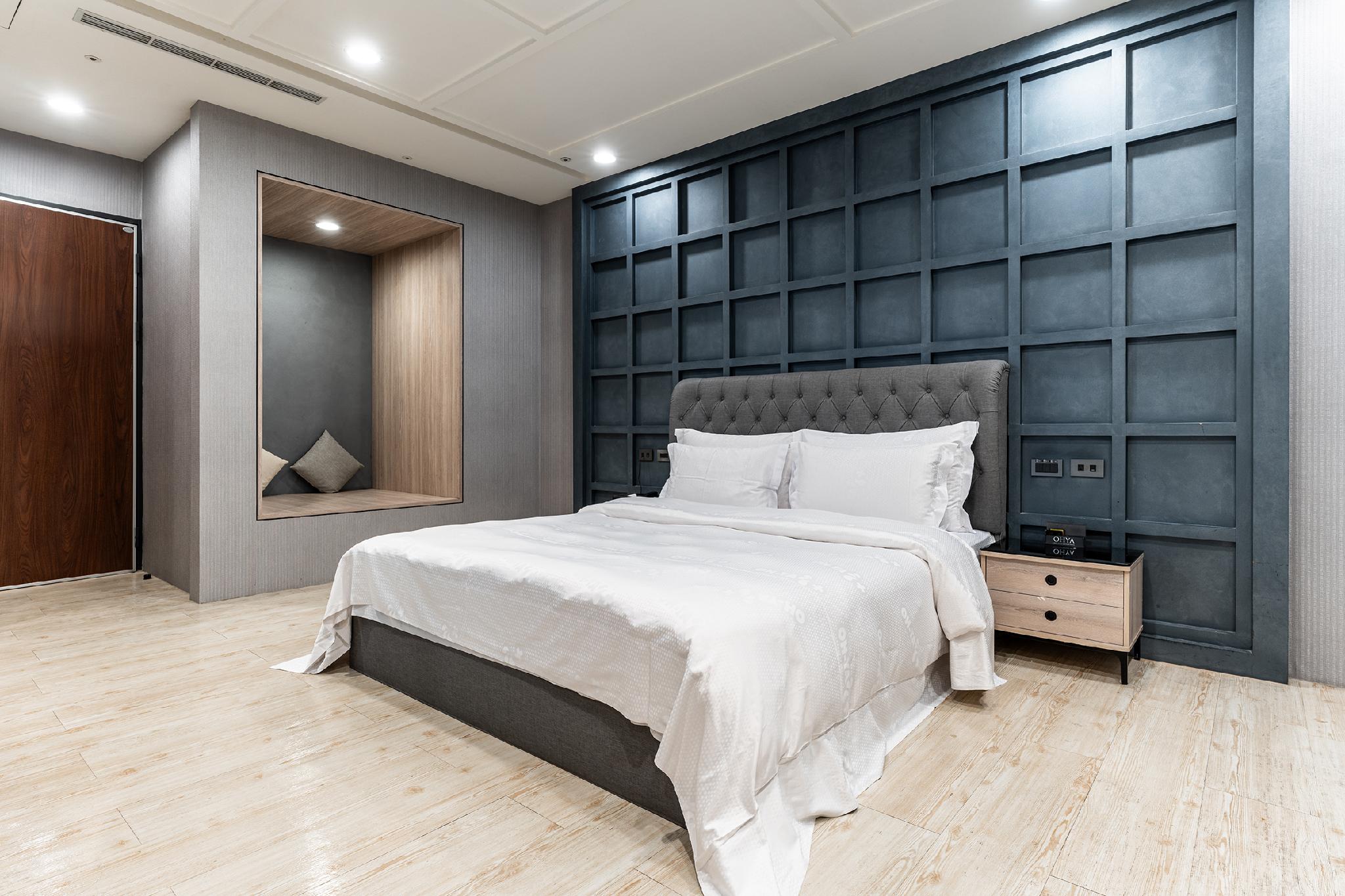 Monarch, Double Bed