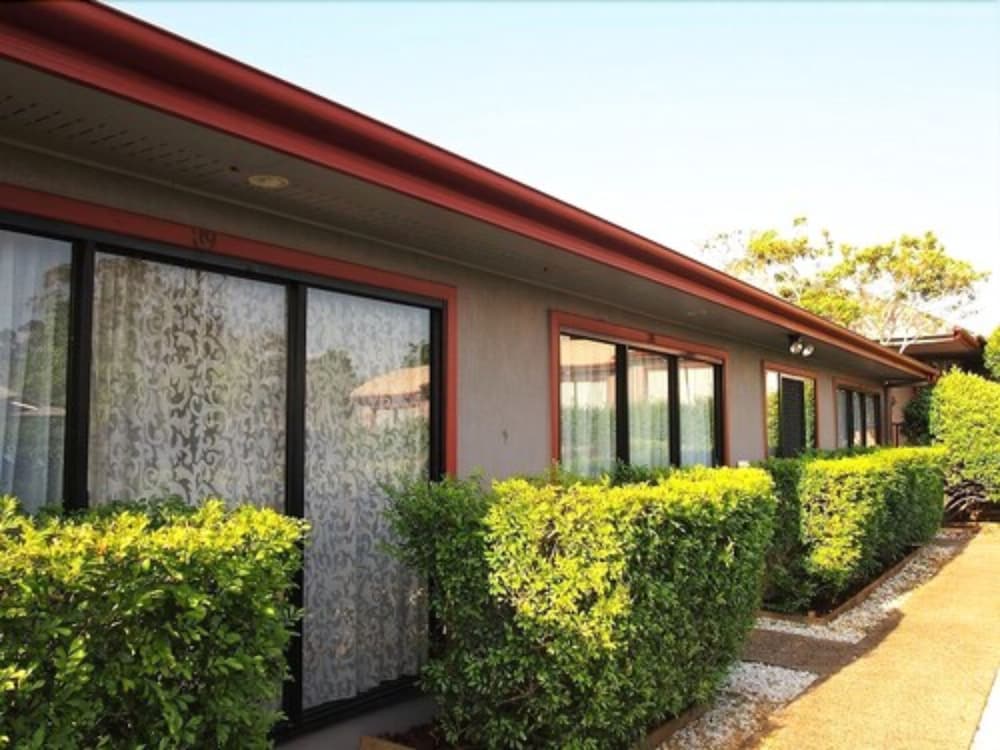 SPRINGWOOD MOTOR INN 4/50