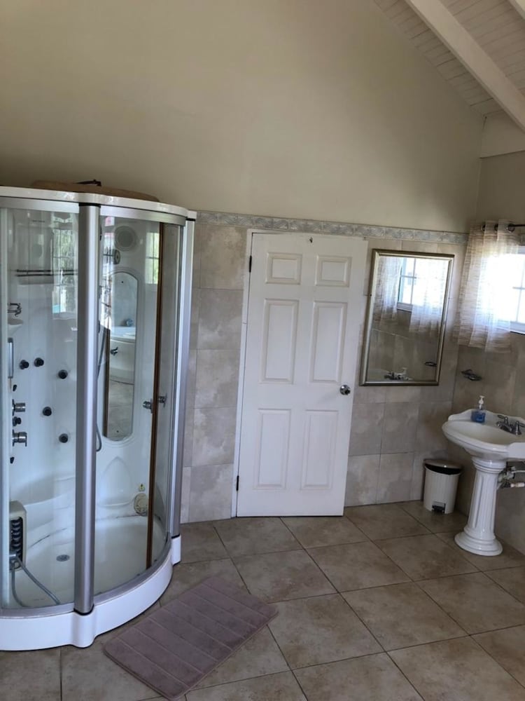 Retreat Guesthouse Luxury Suites 32/50