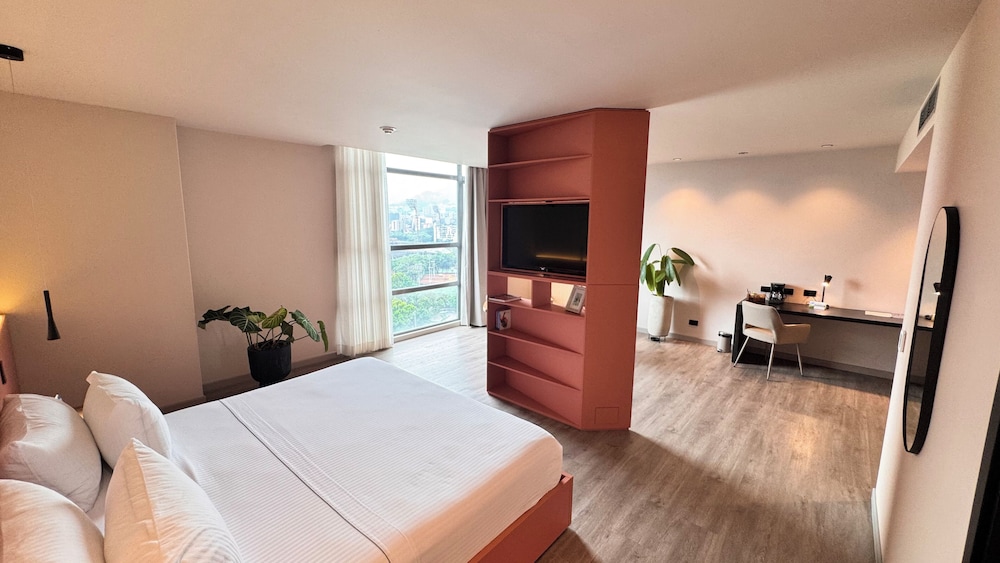 DELUXE, STUDIO, SUITE, KING BED