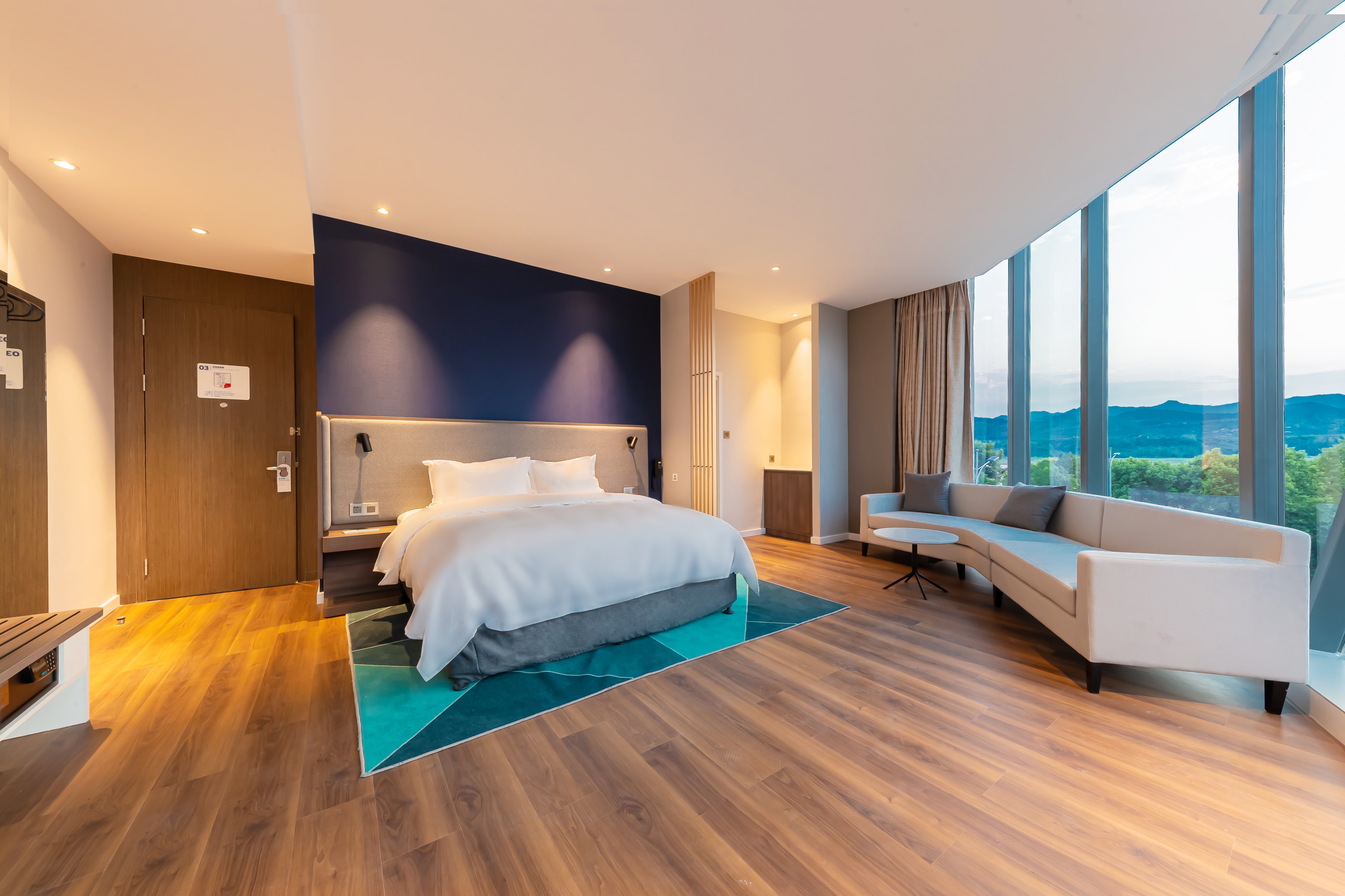 Holiday Inn Express Yichang Riverside 28/81