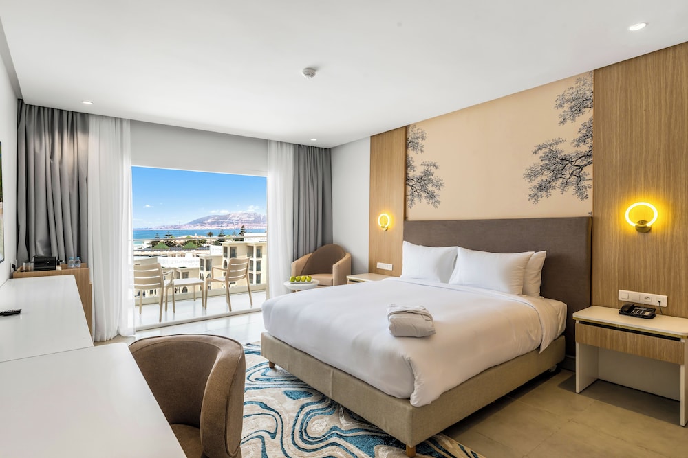 Deluxe Sea & Pool View