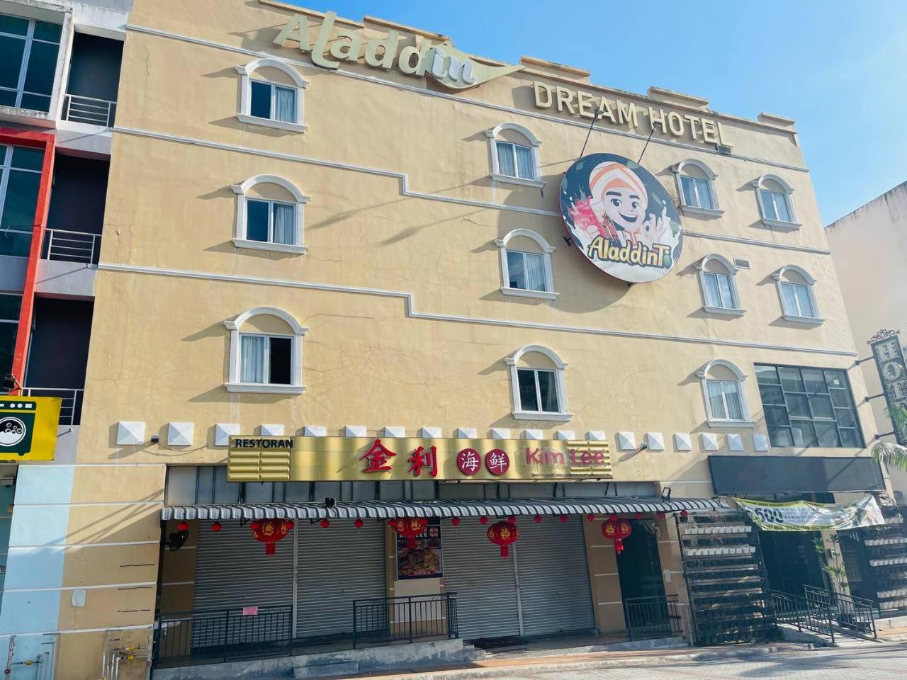 Oyo 517 Aladdin Hotel 4/99