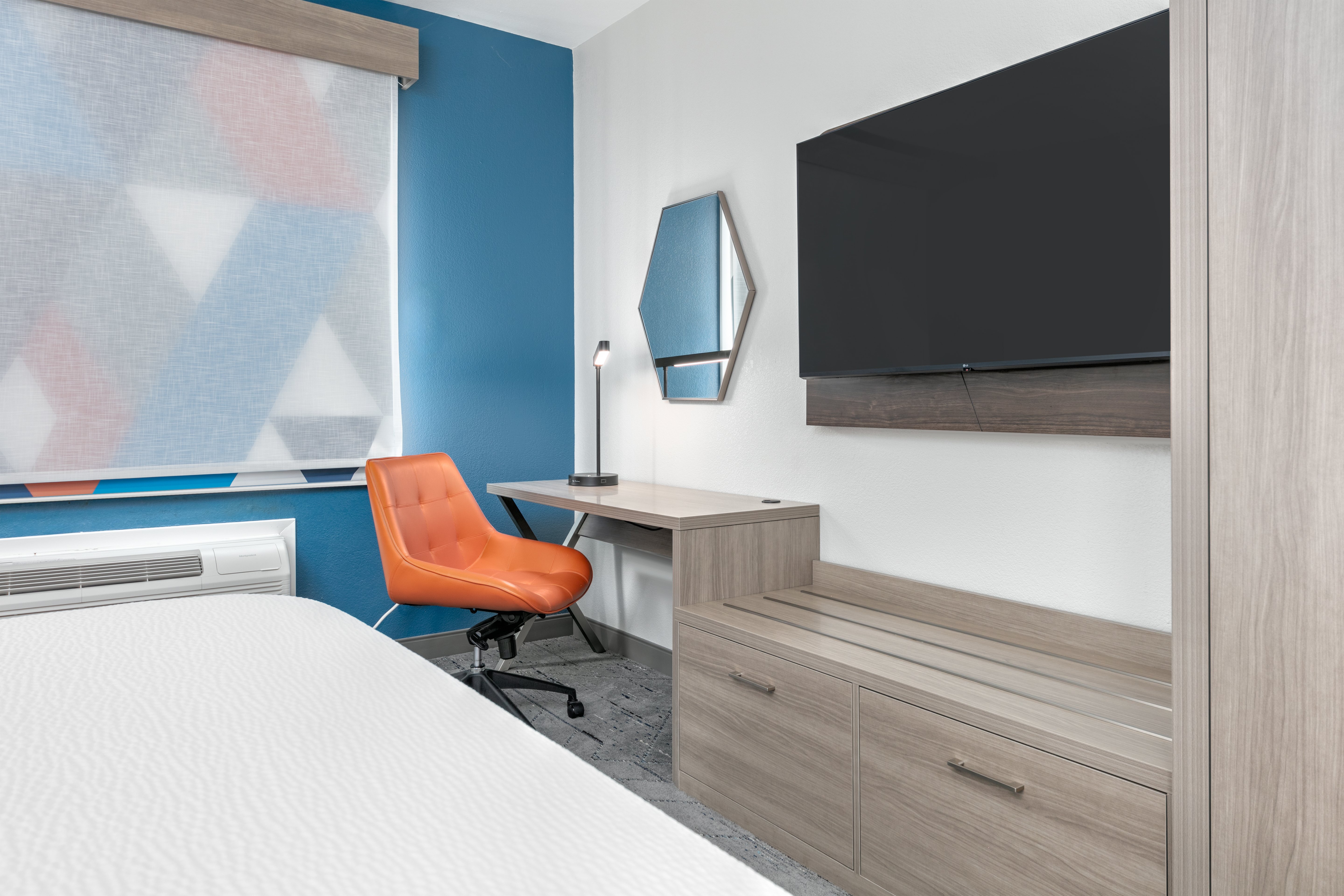 Holiday Inn Express Hotel & Suites Winnie 58/63
