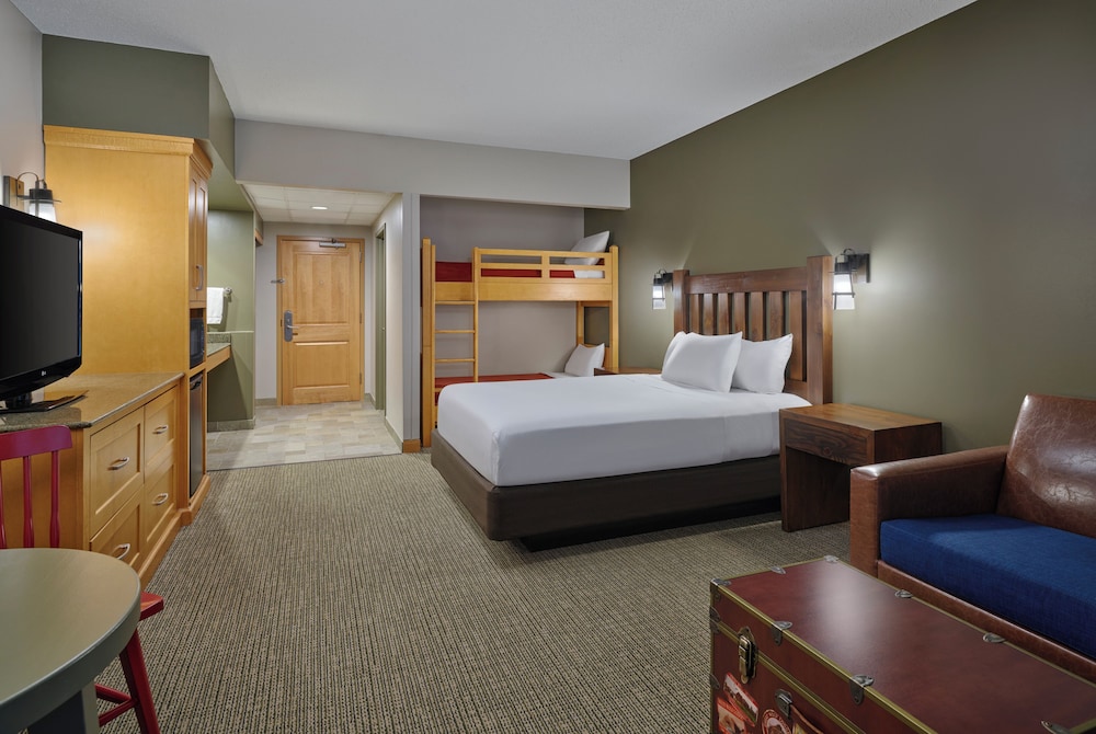 Deluxe, Suite, 1 Queen and 1 Bunk Bed, Bunk Bed, Sofa