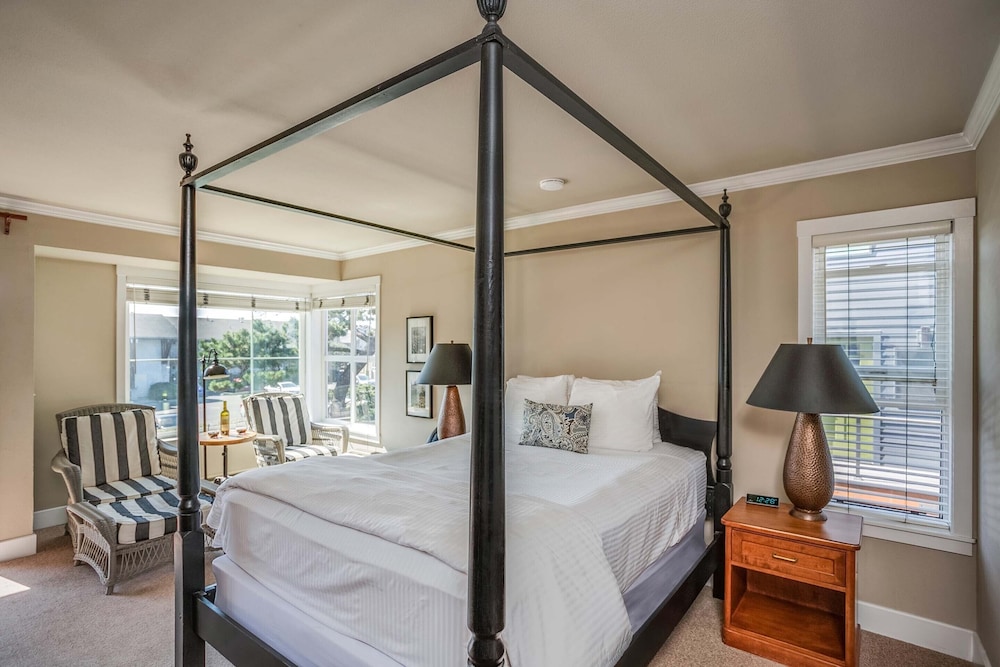Courtyard, King Bed, Sofa, Pet Friendly
