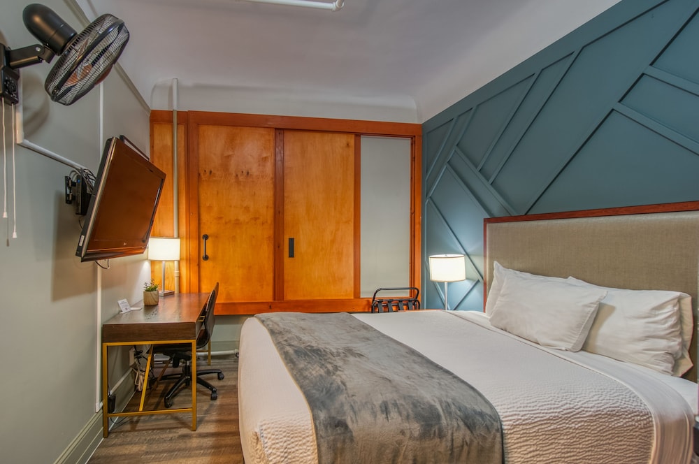 ROOM, QUEEN BED, SHARED BATHROOM, SOFA