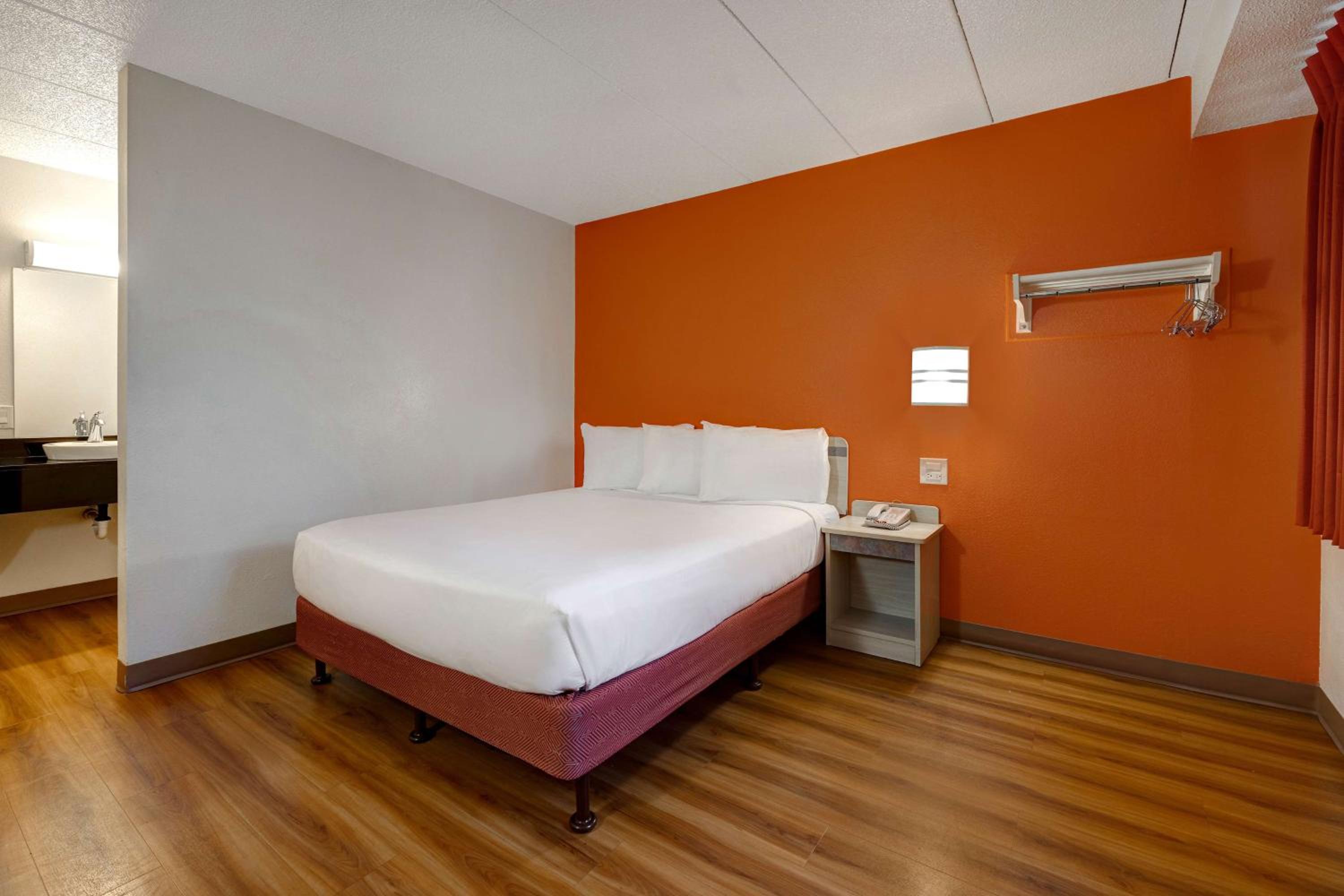 1 Full Bed - ADA/RI Shower/Hearing Impaired، Motel6 Lakeville, MN - South - Lakeville 7/10