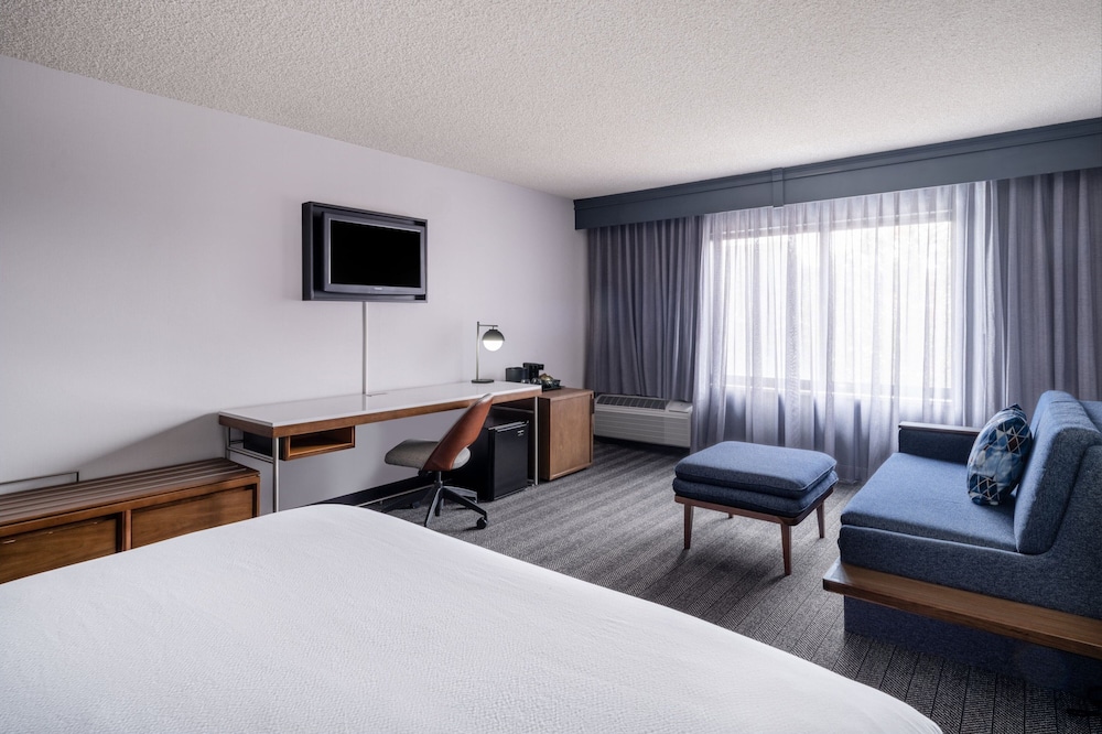 غرفة بسرير كينج مع أريكة لذوي الإعاقة، Courtyard By Marriott Salt Lake City Airport 2/3