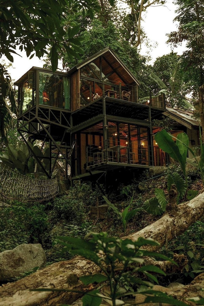 Voraman Hut by ZUZU 8/64