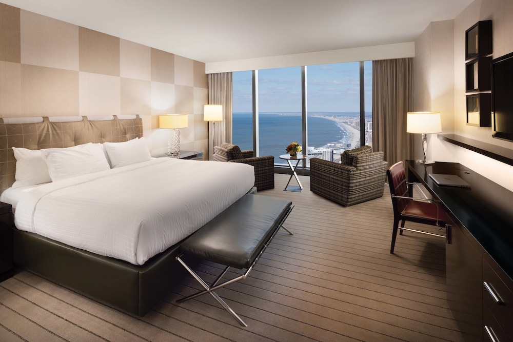 SUITE, KING BED
