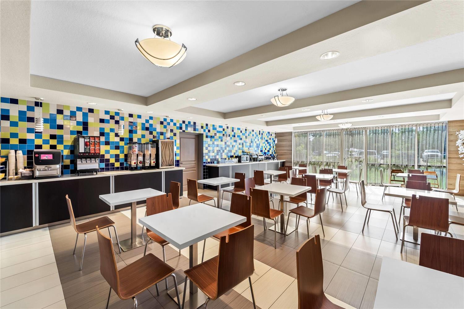Days Inn Suites By Wyndham Fort Myers Near Jetblue Park 31/43
