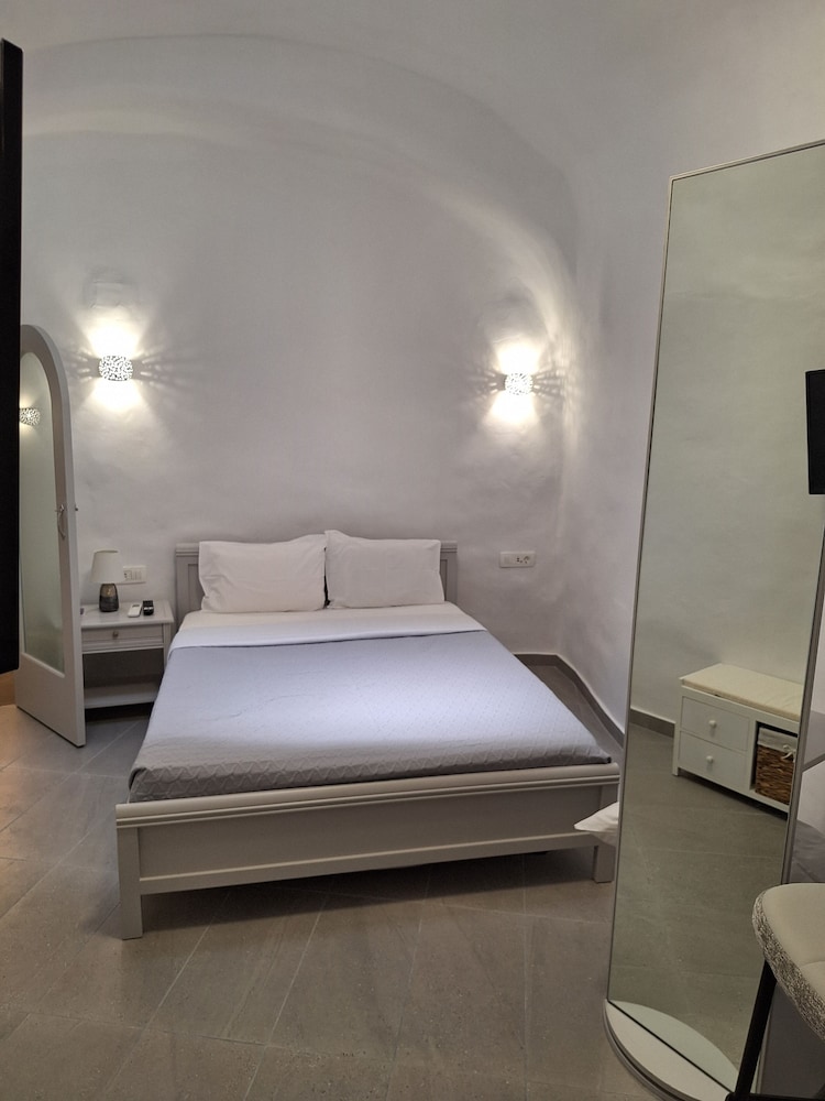 Cave, 2 Bedrooms, Villa, King and Twin Beds