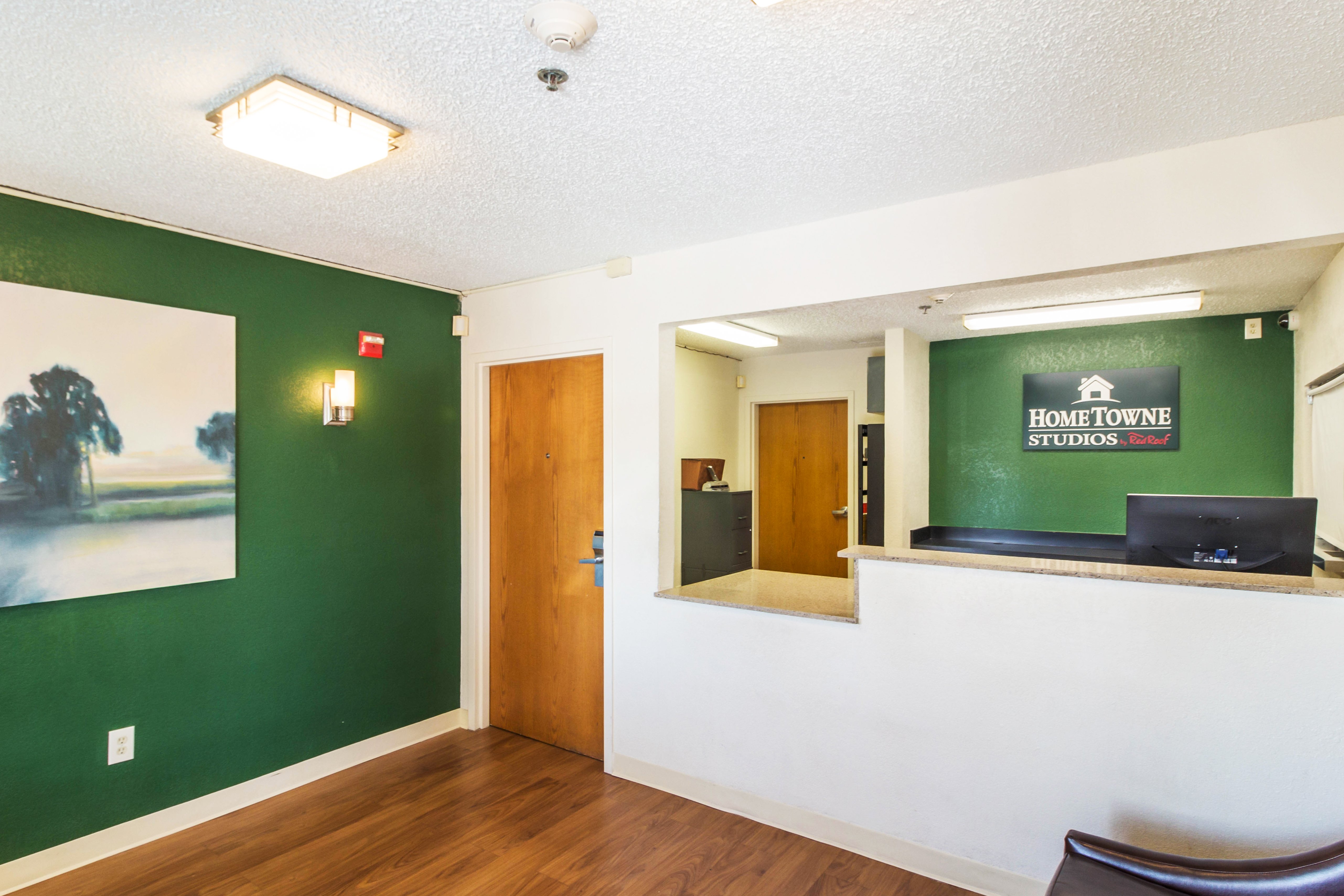 HomeTowne Studios by Red Roof Houston - West Oaks/ Energy Corridor 16/36