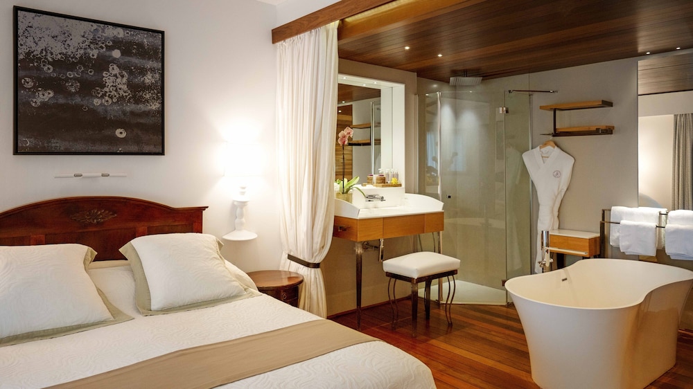 Blue Margouillat Seaview Hotel 8/35