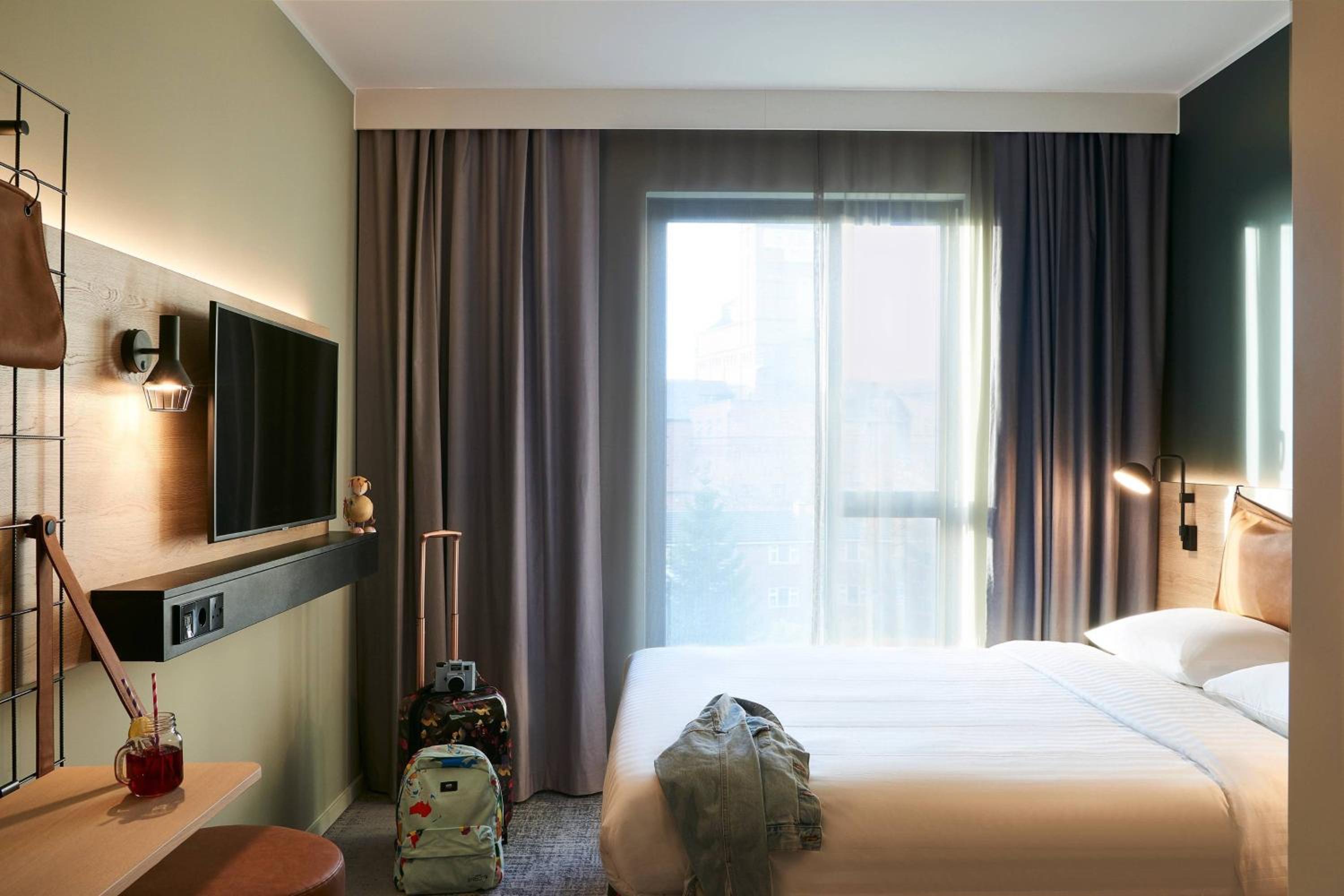 Moxy, Queen Bed