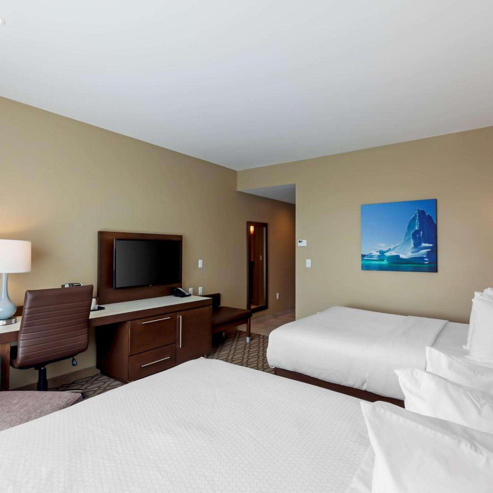 غرفة بسرير كينج وسريرين كوين لذوي الإعاقة، Best Western Plus St. John s Airport Hotel and Suites 6/7