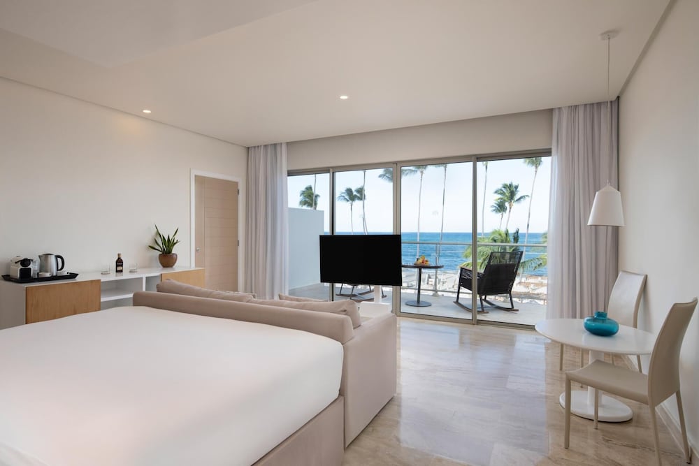 Junior Suite, King Bed, Ocean Front