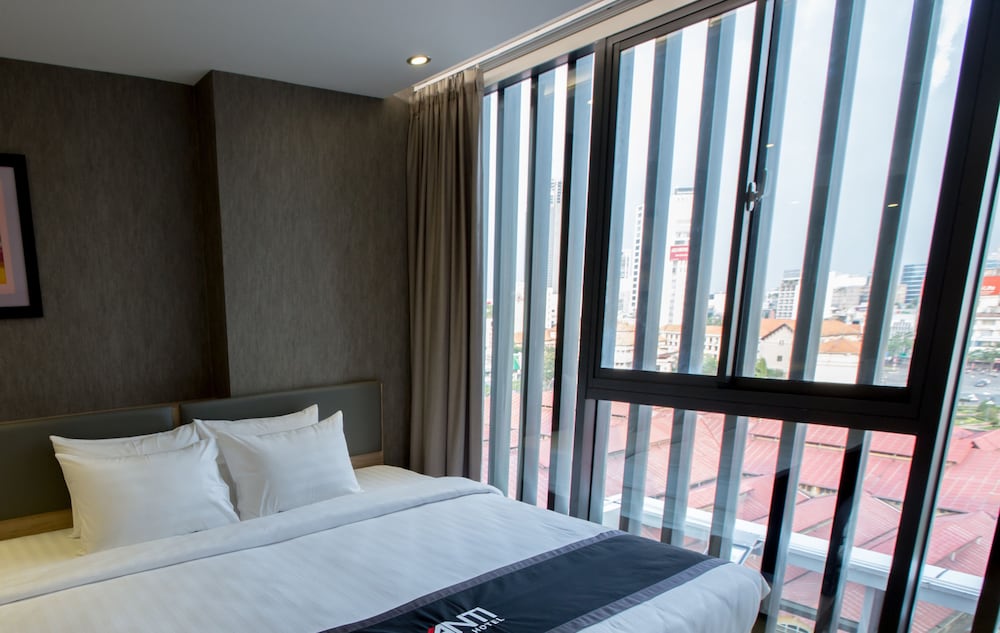 Avanti Hotel 24/38