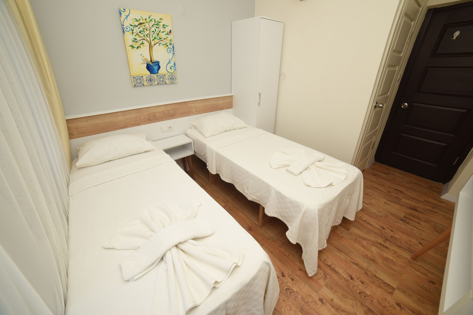 غرفة بسريرين منفصلين بإطلالة على البحر بشرفة، Limonata Butik Otel Assos 3/4