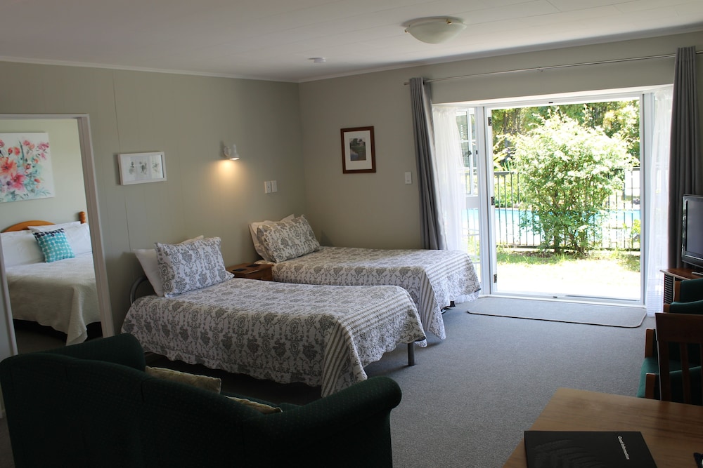 Ash Grove Boutique Motel 27/70