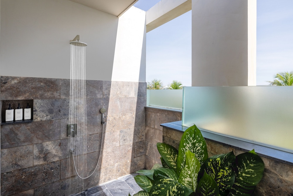 Melia Danang Beach Resort 40/70
