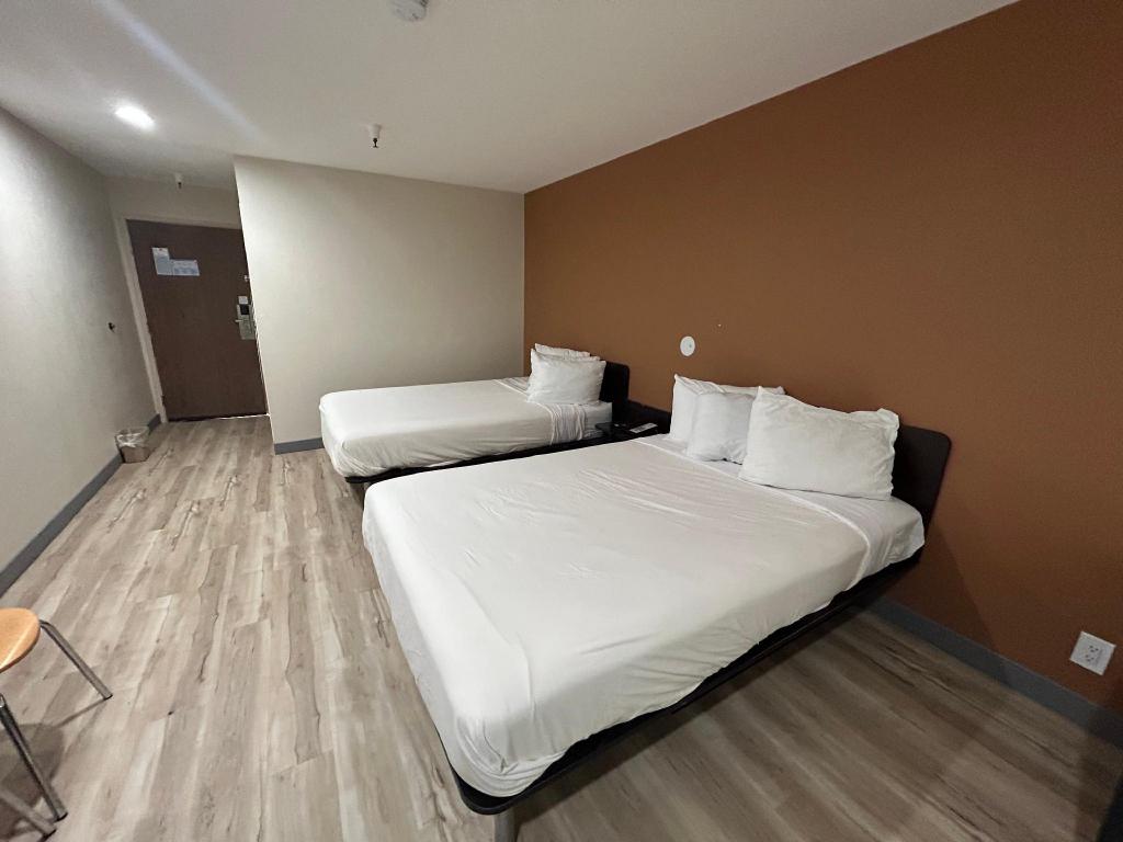2 Full Beds - Non-Smoking, Kitchen