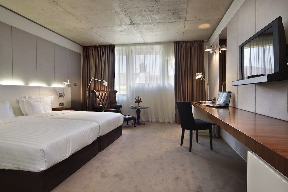 1 BEDROOM, DELUXE