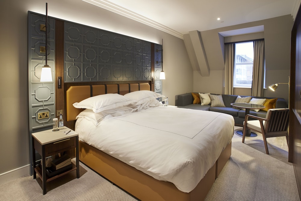 DELUXE, DOUBLE OR TWIN BED