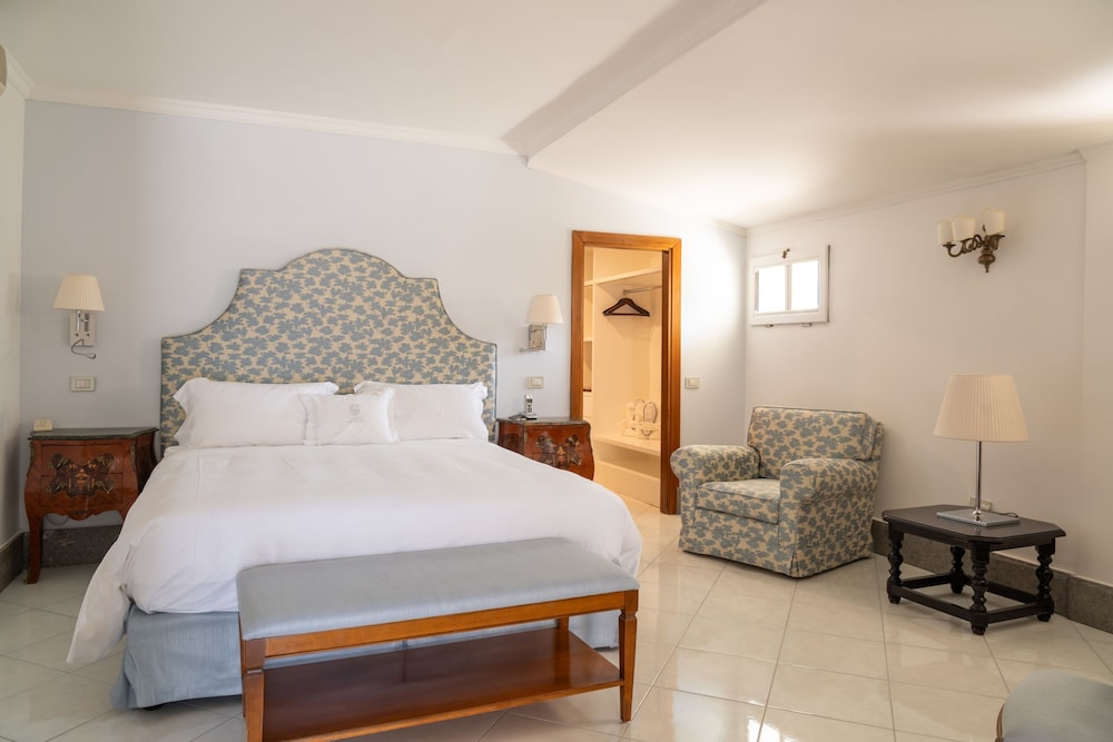 جناح بسرير كوين، Grand Hotel Cocumella 2/7