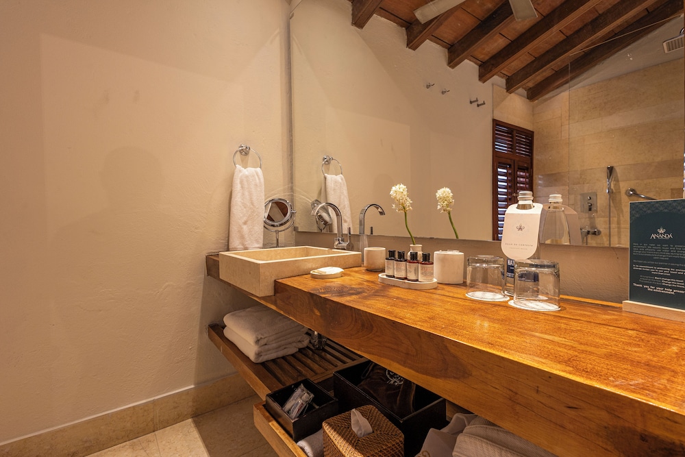 Ananda Hotel Boutique 69/70