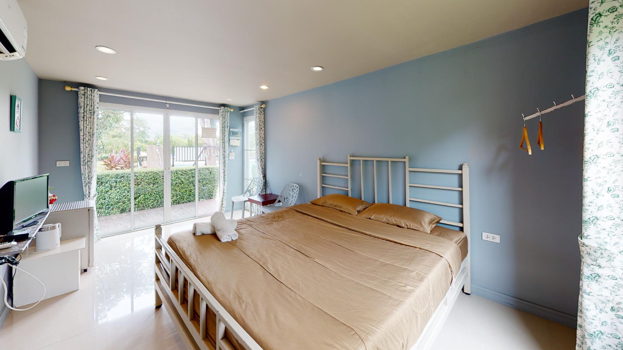 Studio, King Bed, Mountain Roof View