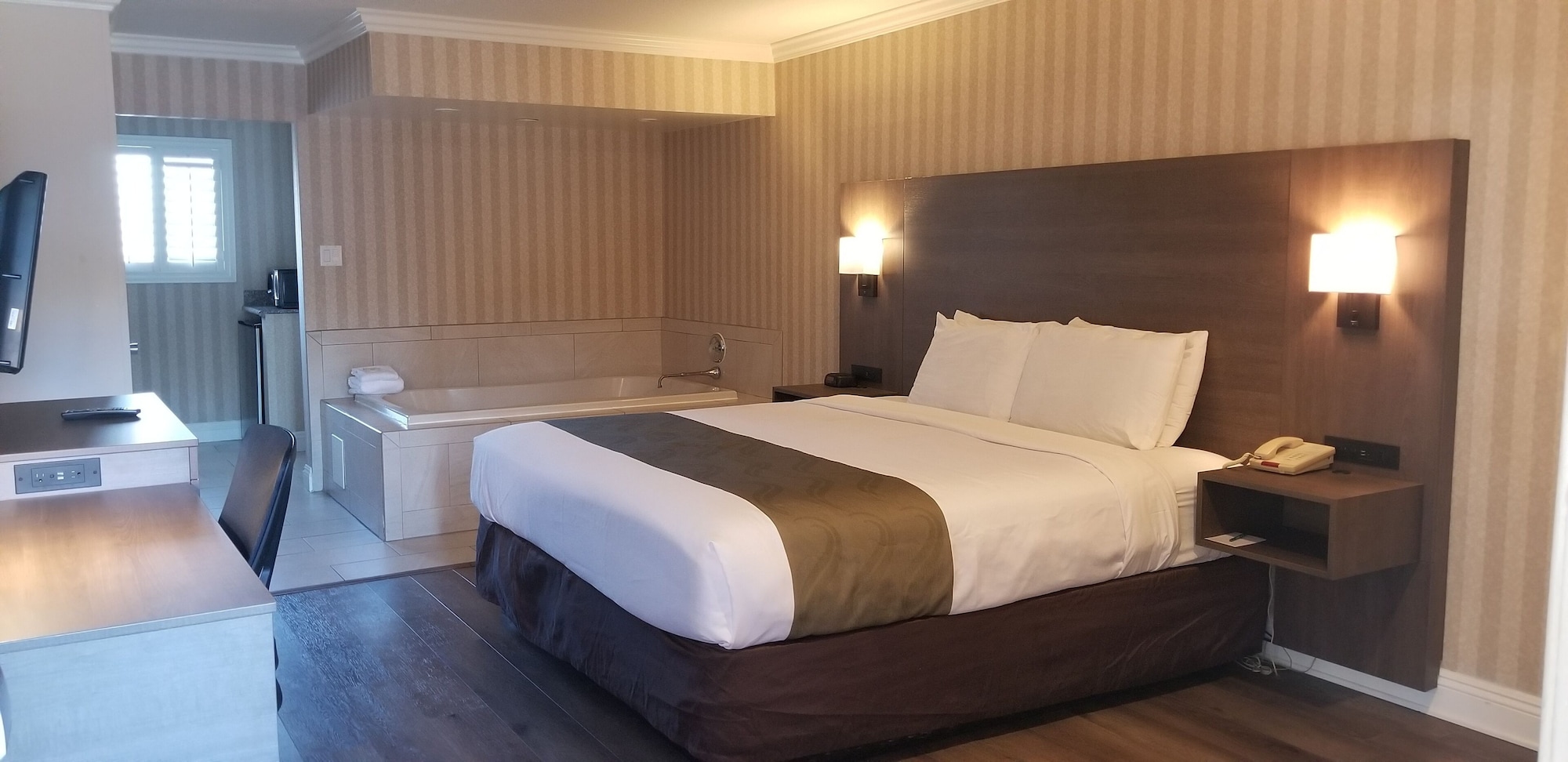 DELUXE, KING BED, HOT TUB