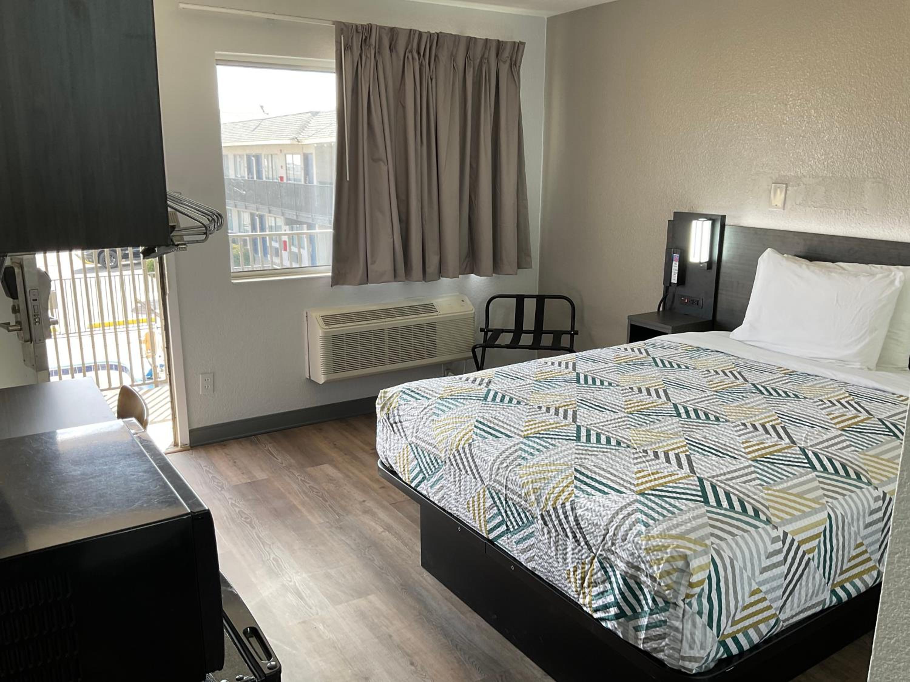 ROOM, QUEEN BED