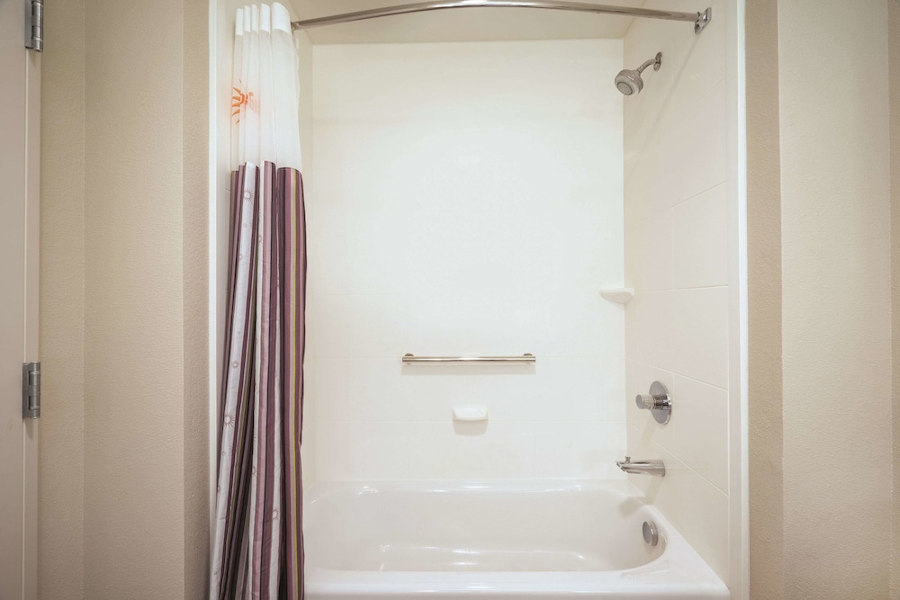 La Quinta Inn & Suites by Wyndham Memphis Downtown 12/36